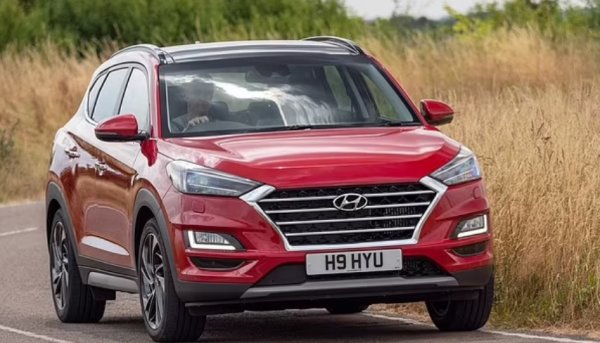 Настоящият Hyundai Tucson е сред най-продаваните автомобили за 2024 година, благодарение на оригинален външен вид, купища технологии и семейна практичност. За тези, които търсят по-евтина алтернатива, предишното поколение Tucson е точнатапокупка втора употреба на малка част от цената.
Единственият проблем е, че парите се вдигат за тази кола. През декември 2023 година тригодишен „кореец“ щеше да струва почти 17 400 евро. Ако искате тригодишен Tucson сега, ще трябва да платите близо 19 300.